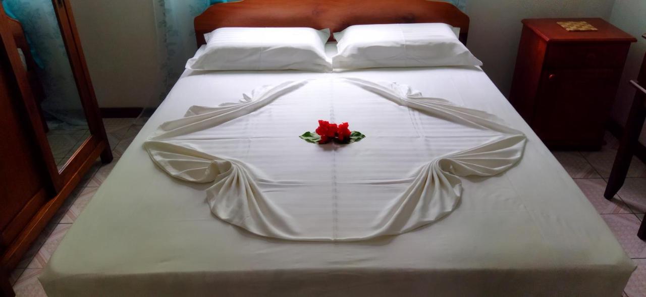 Dan Zoranz Self Catering Guest House La Digue Exteriör bild