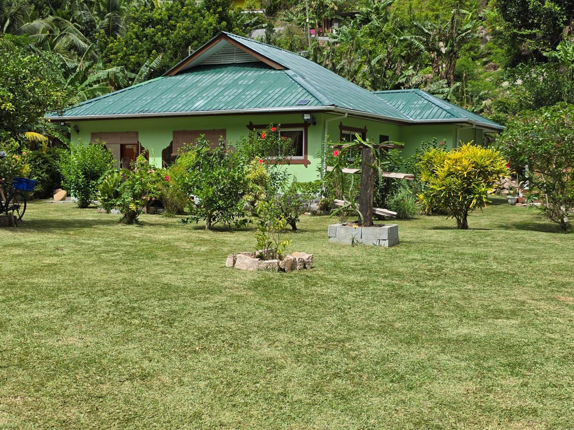 Dan Zoranz Self Catering Guest House La Digue Exteriör bild